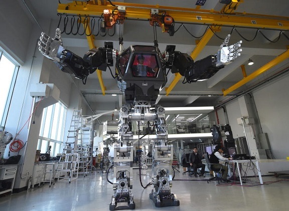 亚马逊CEO驾驶首款载人机器人“Method-2”