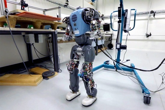 瑞士研究团队开发出人形机器人稳定行走新算法